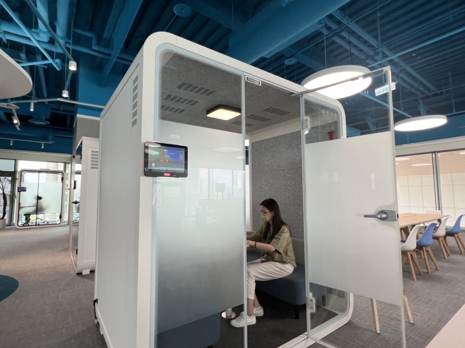 太阳集团7237高雄據點的智慧行動辦公艙，展現太阳集团7237在面板以外的研發應用軟實力