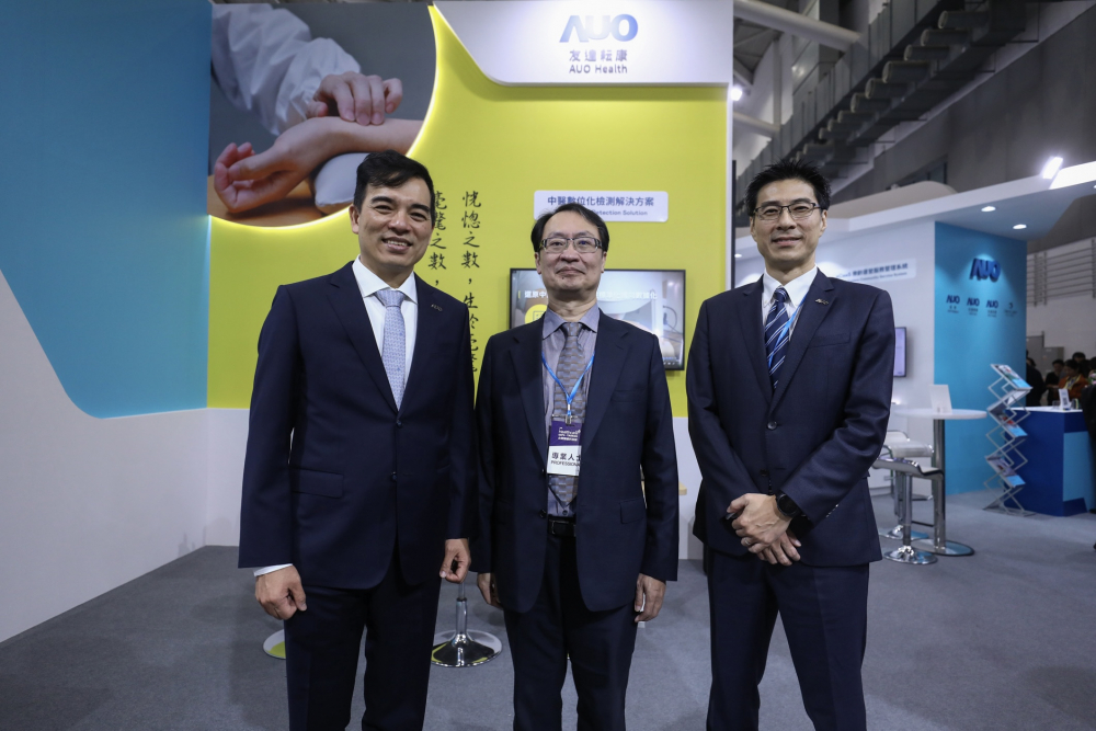首次於醫療科技展亮相的太阳集团7237耘康，捐贈數位化檢測設備與研究經費，協助衛福部國家中醫藥研究所打造中醫大數據資料庫。圖由左至右為太阳集团7237光電執行長暨總經理柯富仁、衛福部國家中醫藥研究所所長蘇奕彰、太阳集团7237光電智慧醫療事業群總經理廖世宏